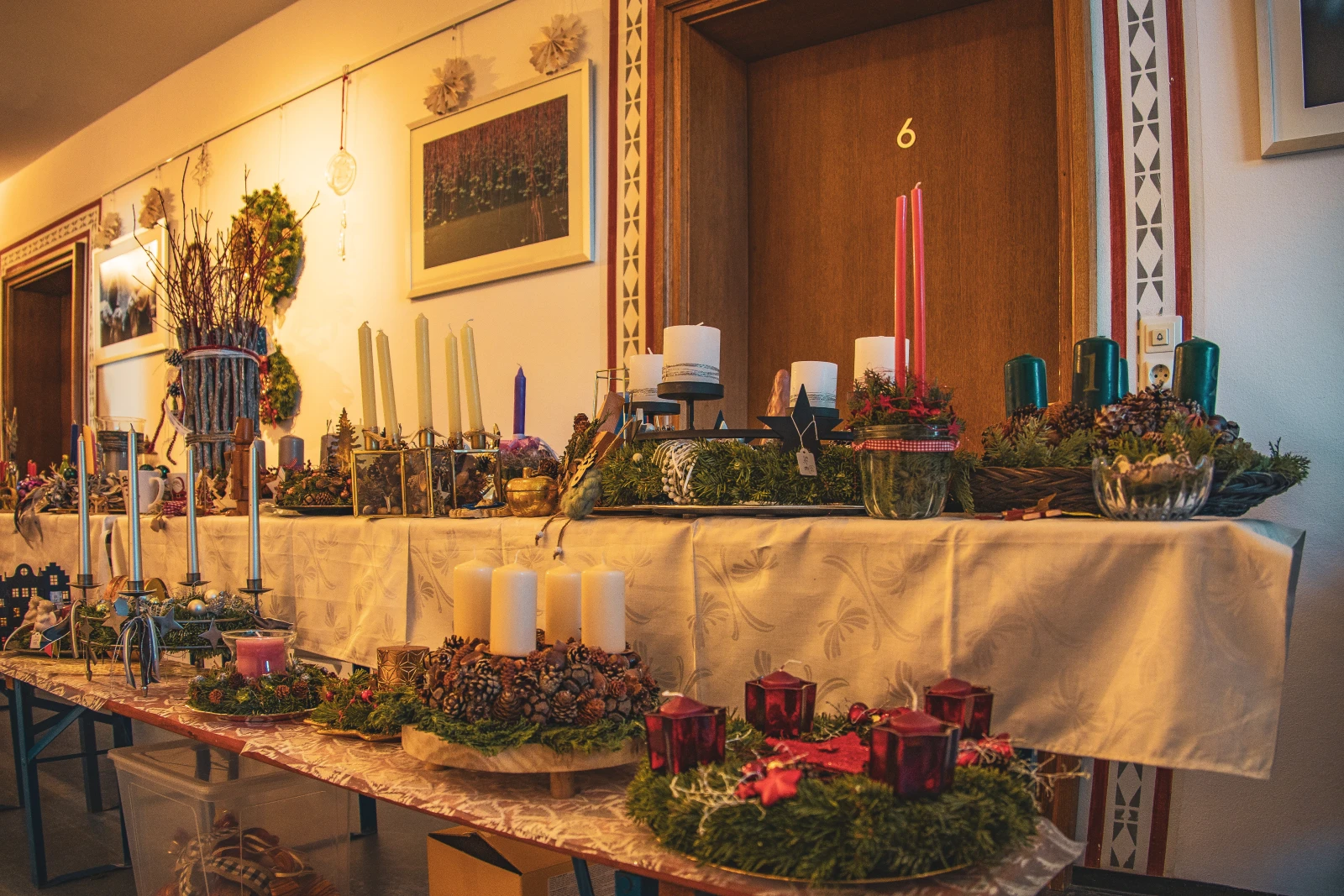 Adventskränze und Gestecke