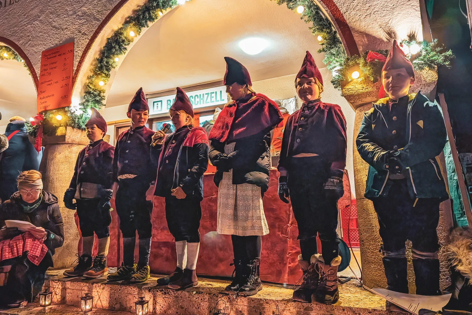 Die Wendelstein-Männlein bei ihrem Auftritt am Rathaus