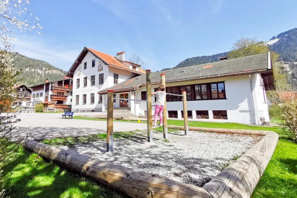Die Bayrischzeller Grundschule, Drehort der ZDF-Serie Frühling