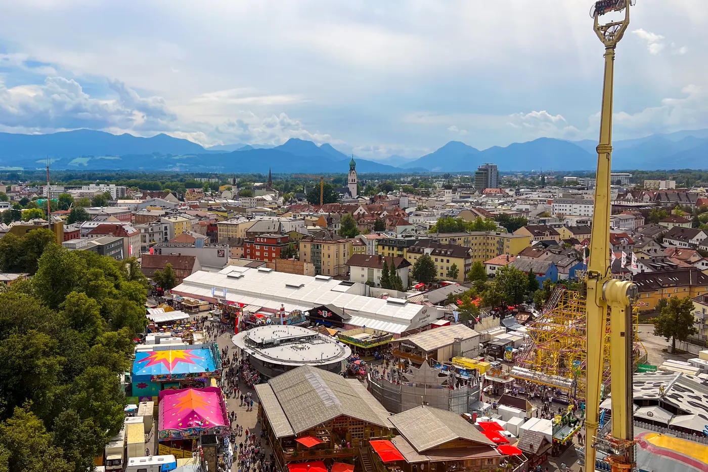 Der Festplatz und die Stadt dahinter