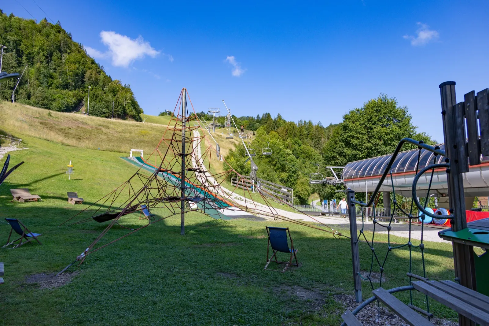 Die Sommerrodelbahn zieht sich durch den Hang zur Talstation