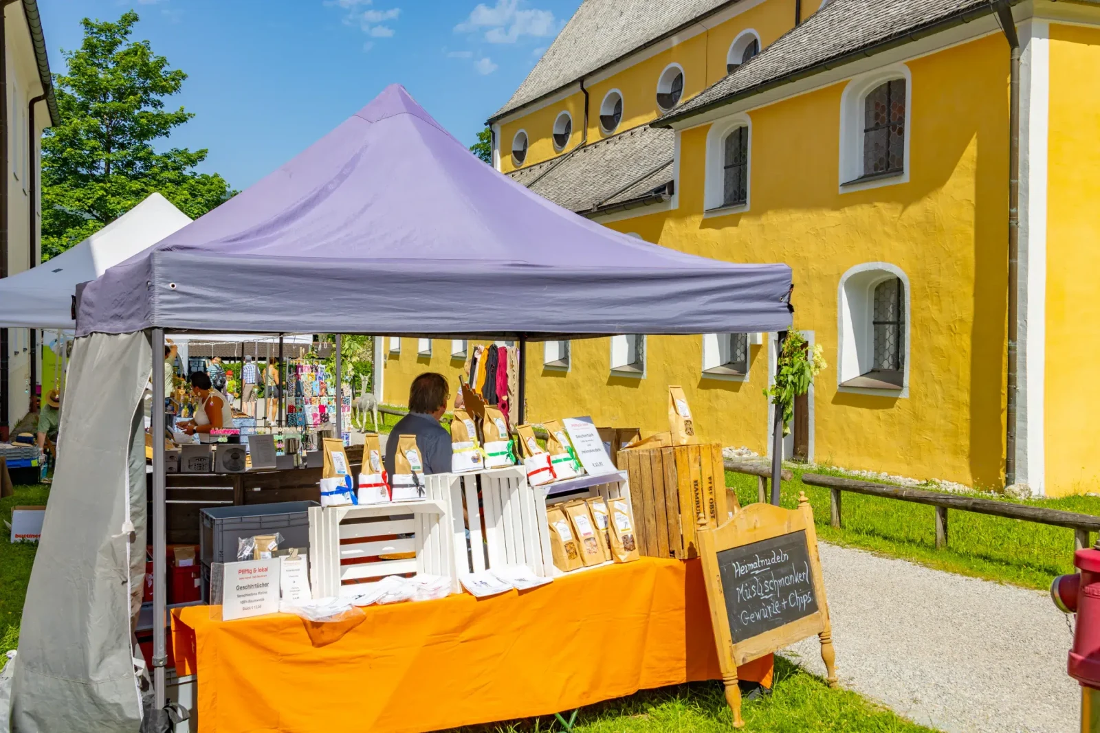 Blick durch den Torbogen in den Klosterinnenhof Fischbachau mit Marktständen