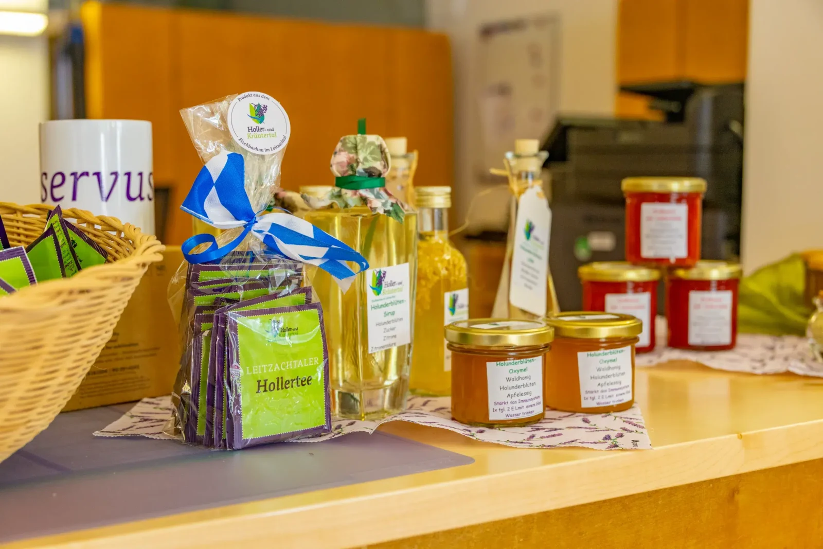 Leitzachtaler Hollertee, Holunderblütensirup und Honig am Marktstand