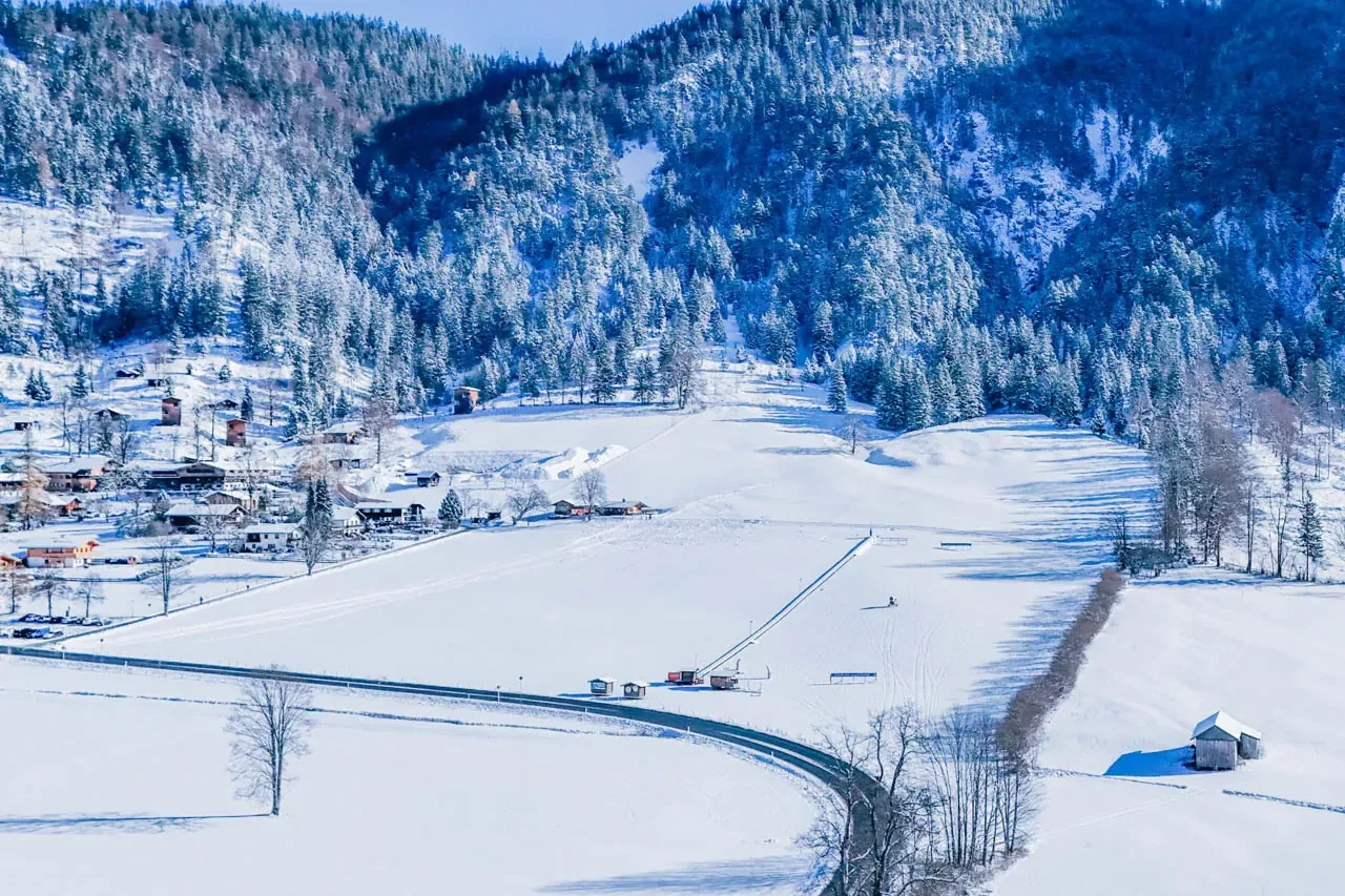 Das verschneite Tal von oben