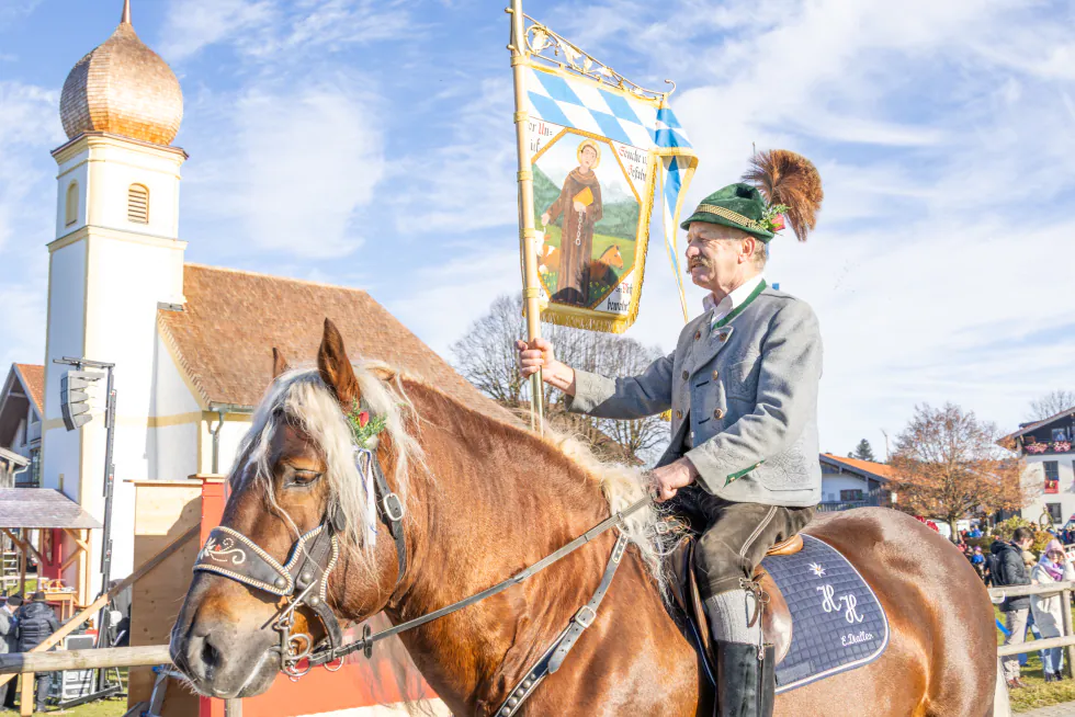 Fahnenträger zu Pferd