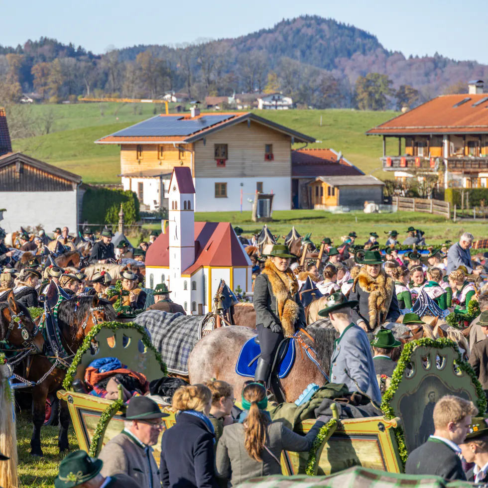 Gespanne und Zuschauer am Festplatz