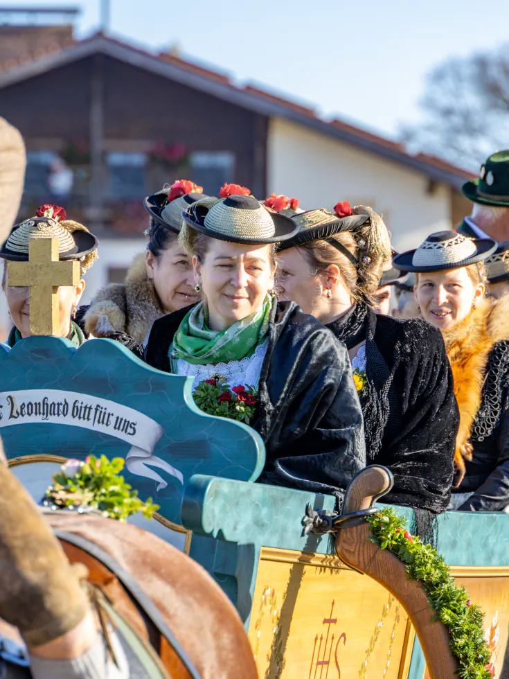 Festwagen mit der Aufschrift St. Leonhard bitt für uns