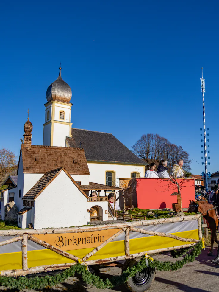Motivwagen vor der Kapelle