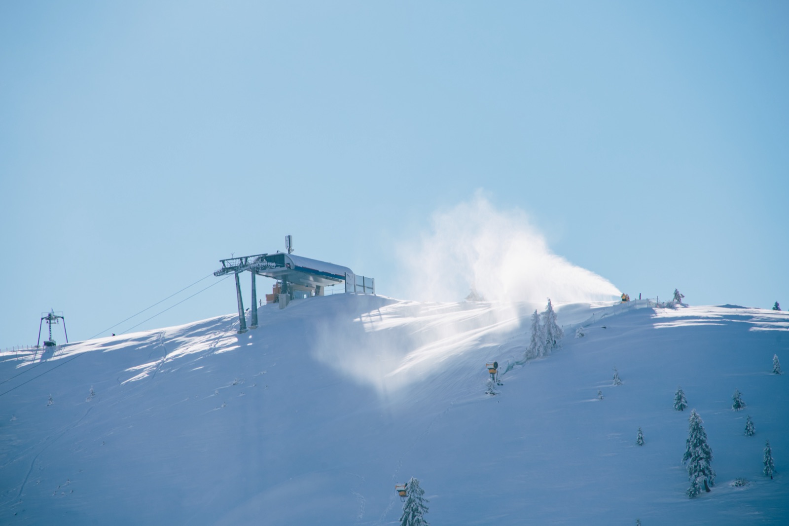 Beschneiung an der Bergstation