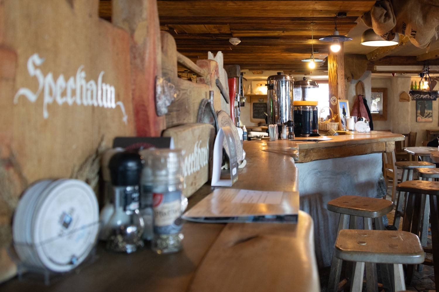An der Theke der Speckalm