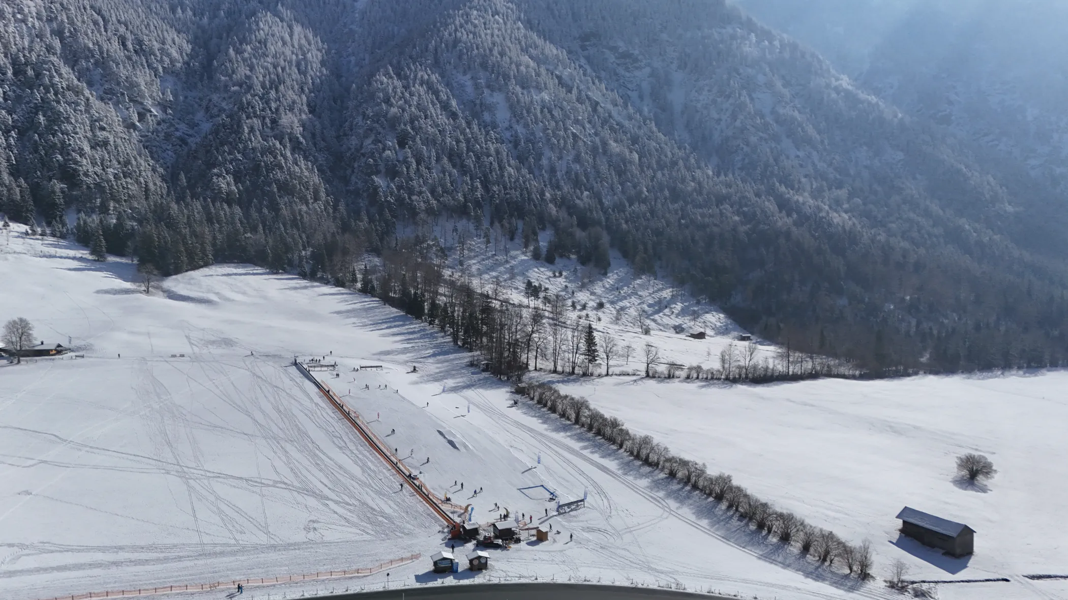 Das Tannerfeld von oben, mit Förderband und Kinderland