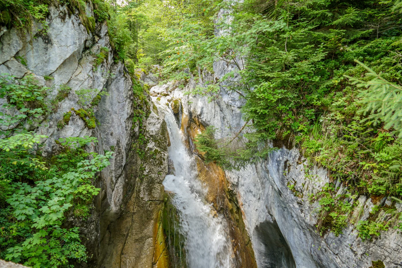 Der obere Wasserfall am Tatzelwurm im Sommer
