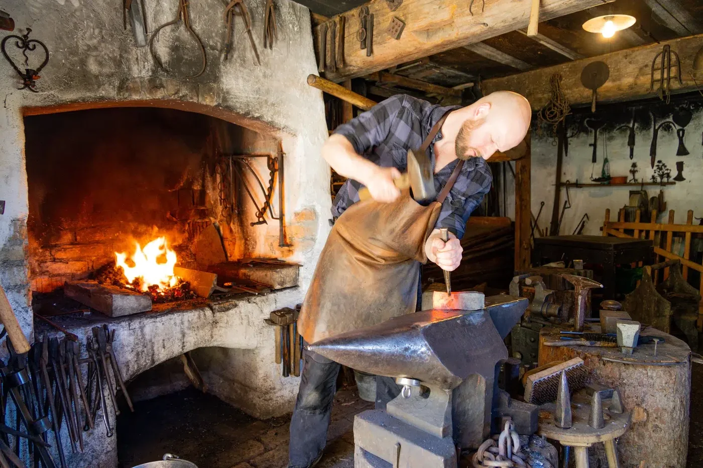 Der Schmied bei der Arbeit im Handwerkerhaus