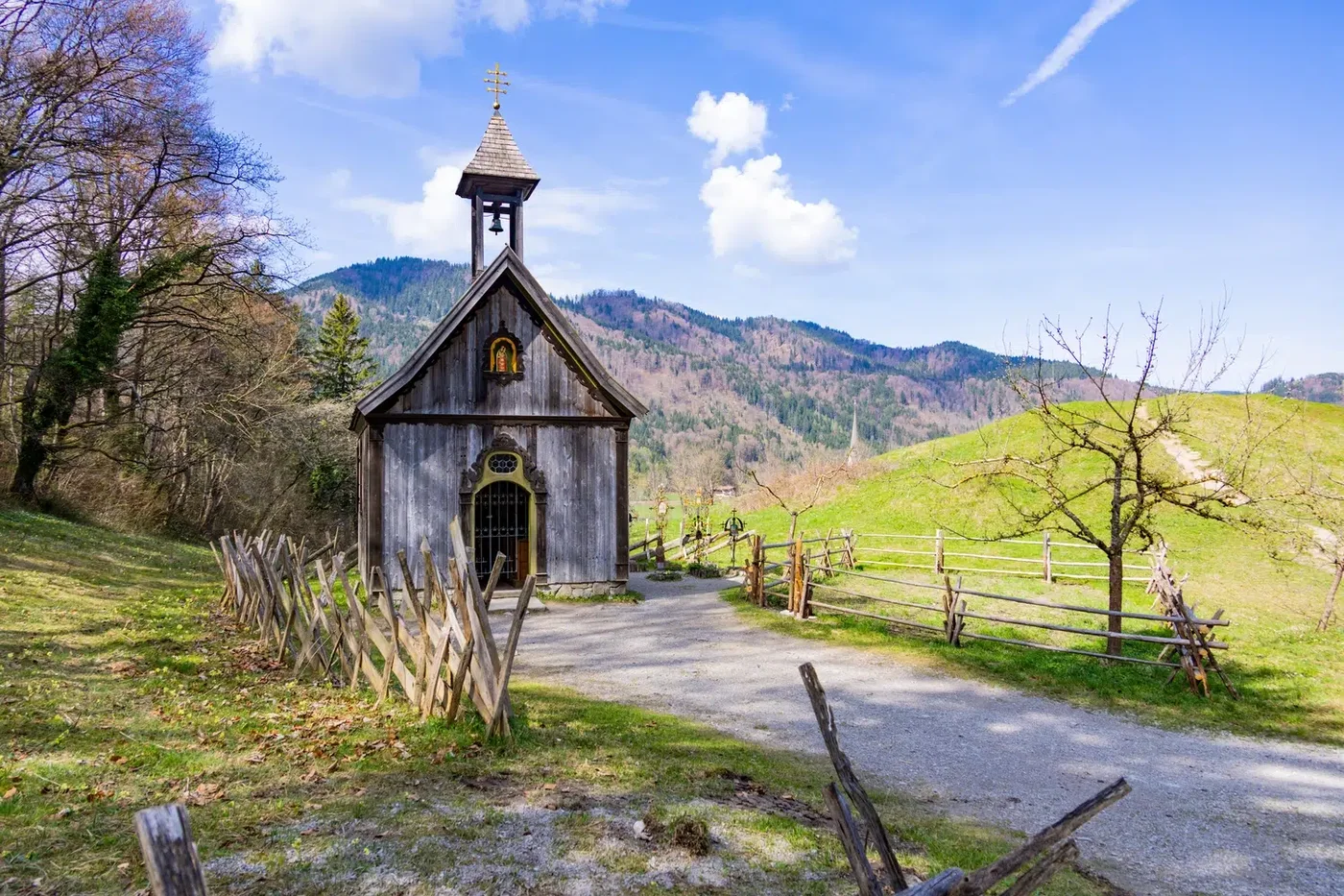 Die Heilig-Kreuz-Kapelle, vom Vater von Markus Wasmeier bemalt