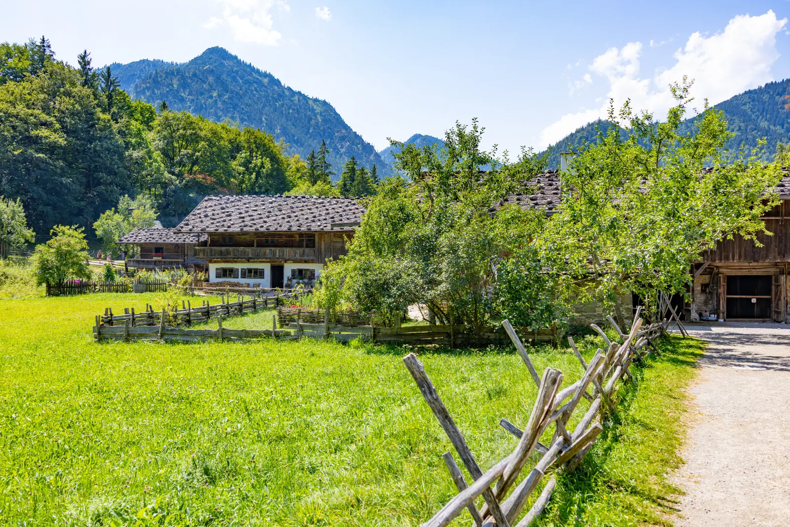 Das Dorf unter Sommerhimmel
