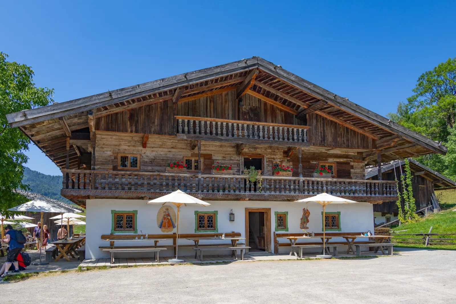 Am Haupthaus des Dorfes
