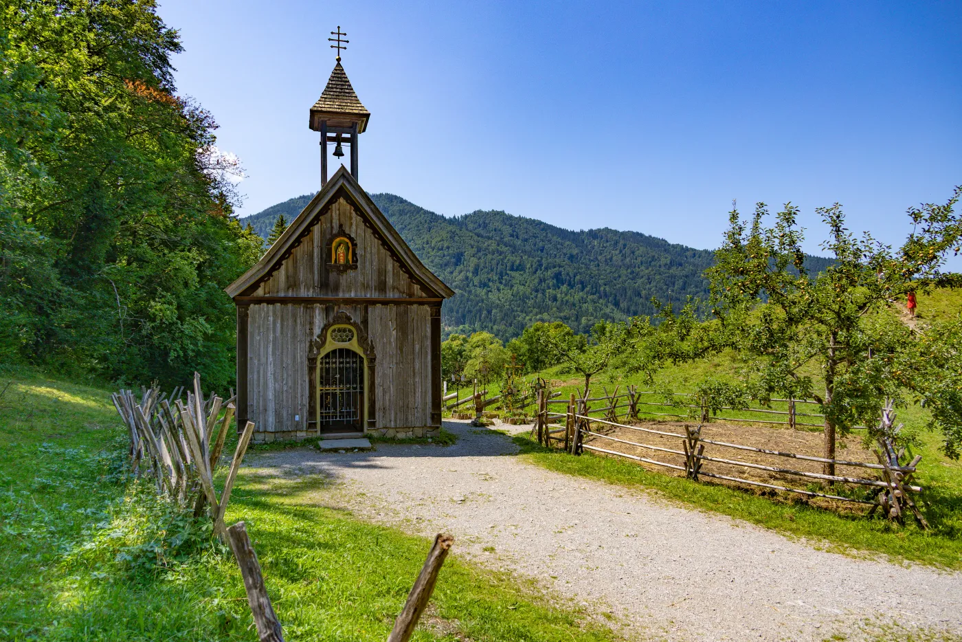 Die Heilig-Kreuz-Kapelle, vom Vater von Markus Wasmeier bemalt